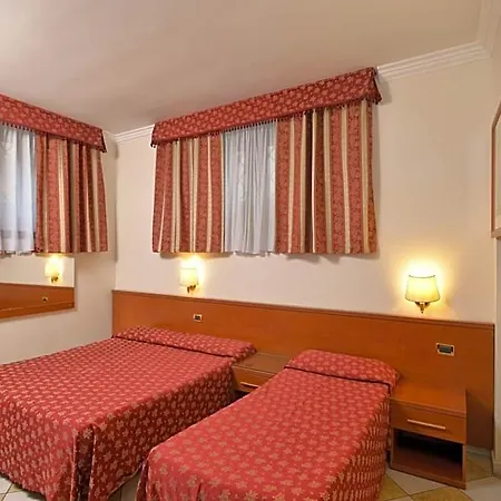 Chicago Hotel 2*