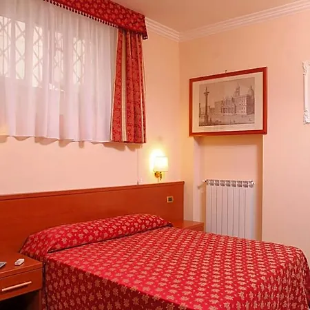 Chicago Hotel 2*